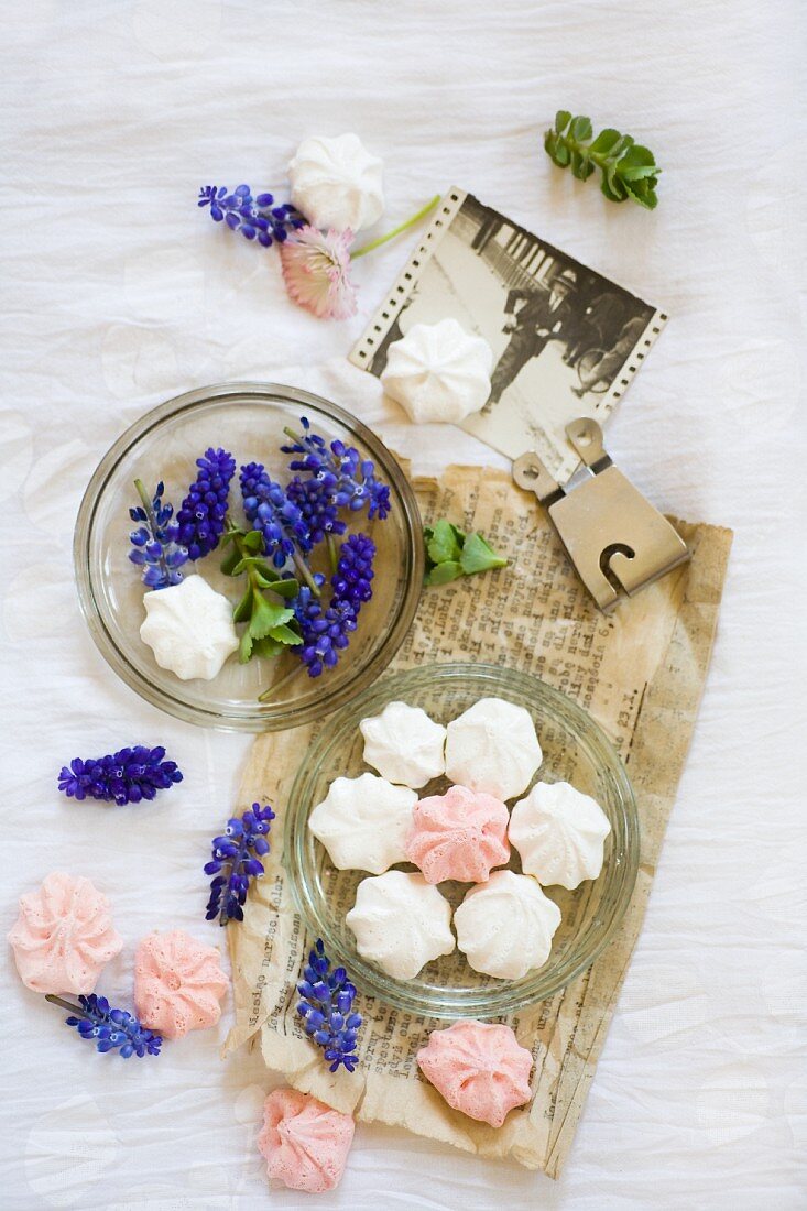 Rosa und weisses Schaumgebäck in Glasschale mit Traubenhyazinthenblüten dekoriert
