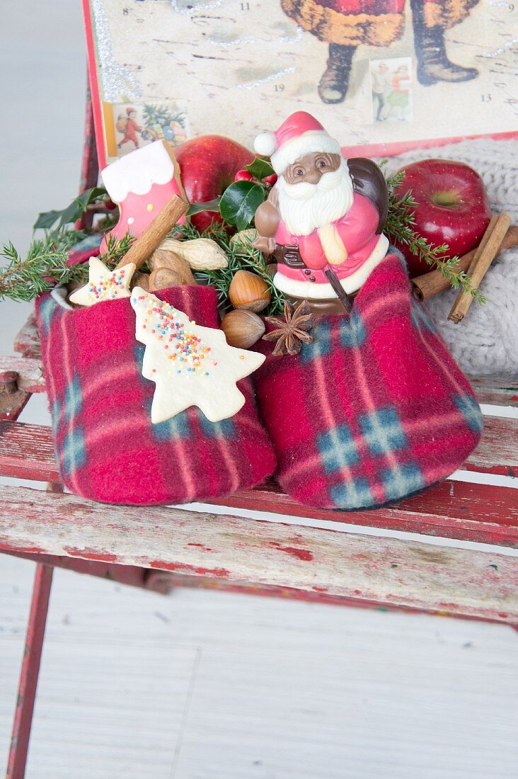 Nikolaus und Weihnachtsplätzchen in Filzpantoffeln