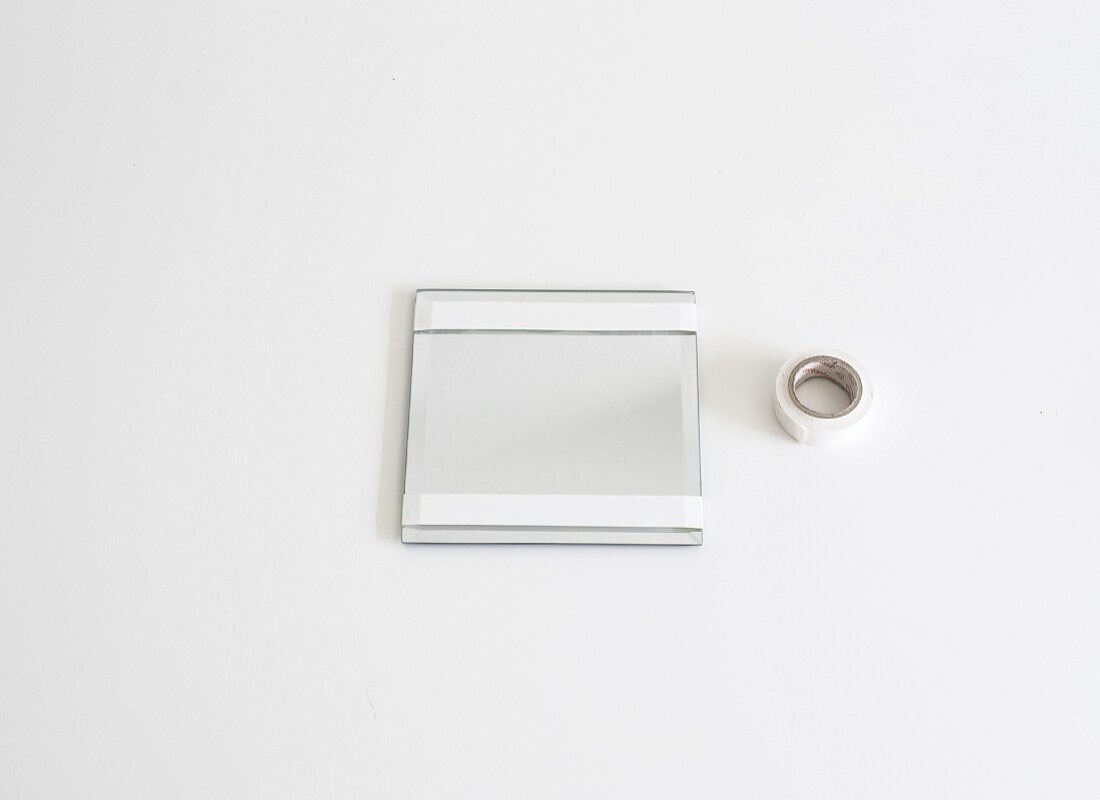 Spiegel mit weißem Klebeband abgeklebt