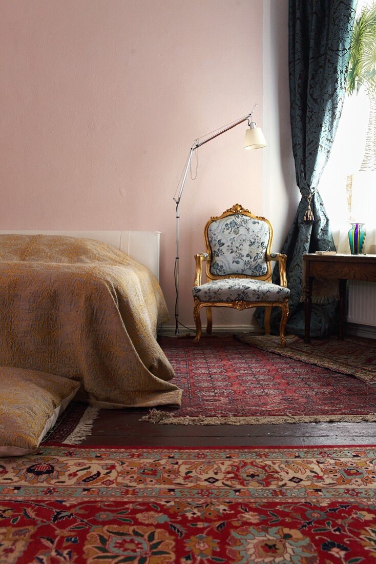 Barocker Sessel im Schlafzimmer mit verschiedenen Teppichen