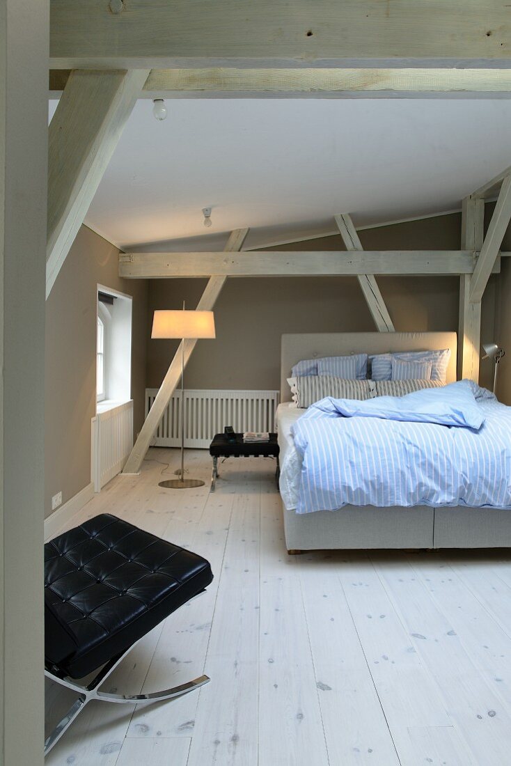 Schlafzimmer mit Holzbalken und grauen Wänden