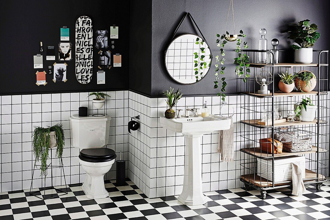 Badgestaltung in schwarzweiss mit Regal, Retro Waschbecken auf Schachbrettmusterboden vor halbhoch weiss gefliester Wand