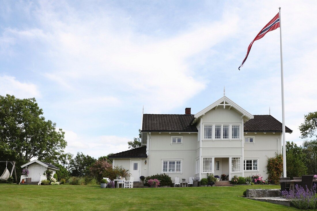 Blick auf Landhausvilla mit Fahnenmast und norwegischer Flagge