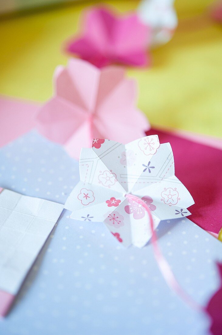 Romantische Papiergirlande mit Origamiblüten