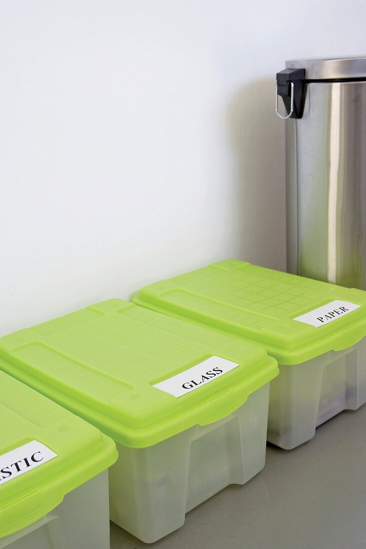Beschriftete Plastikboxen zur Mülltrennung