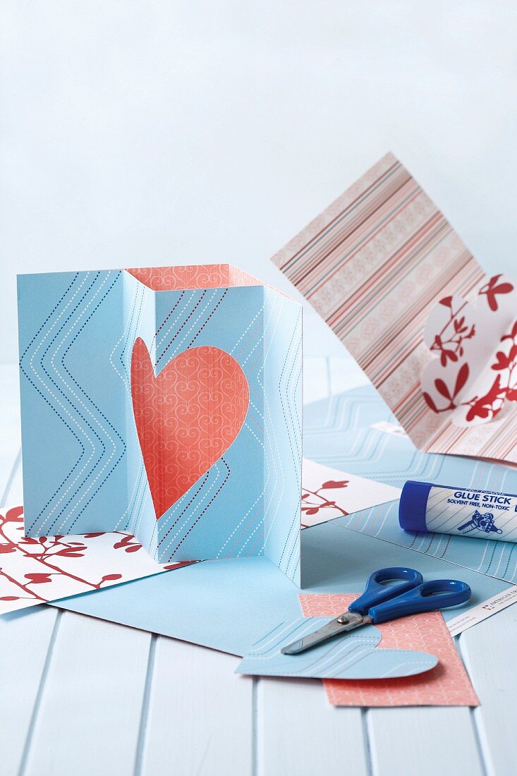DIY-Pop up-Grußkarten mit Herzmotiv und verschiedenen Papiermustern