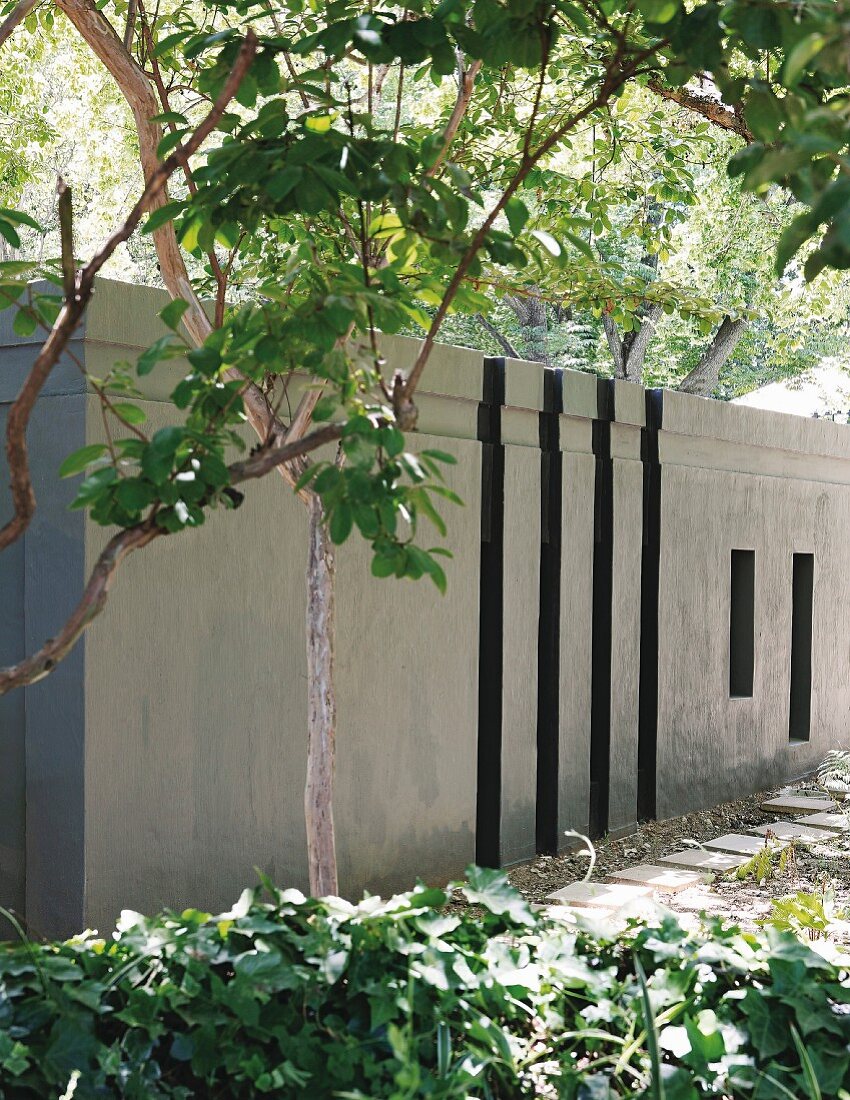 Gartenmauer aus Beton neben Gartenweg