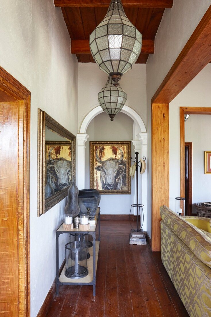 Flurbereich mit Konsolentisch, Holzdielenboden und breitem Durchgang zu Wohnzimmer in viktorianischem Haus