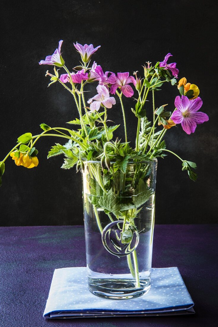 Kleiner Wiesenblumenstrauss im Wasserglas