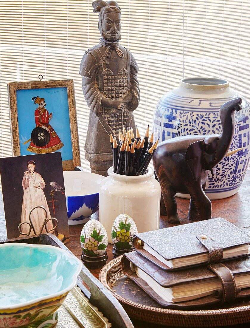 Schreibtisch mit Porzellanvase, Stiftehalter und Ethnokunst