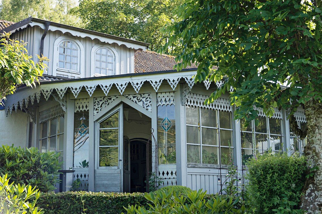 Nostalgische Holzfassade mit Verzierungen und Sprossenfenstern