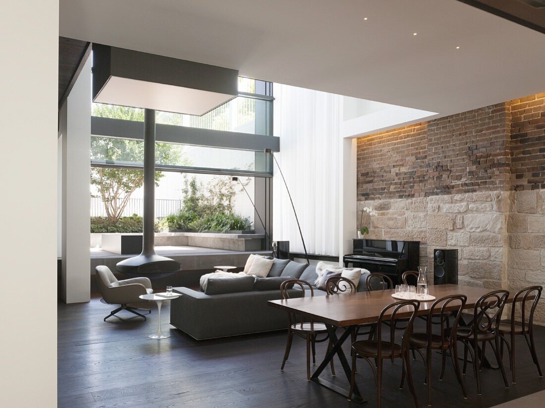 Moderner Wohnraum mit Sofa und Esstisch