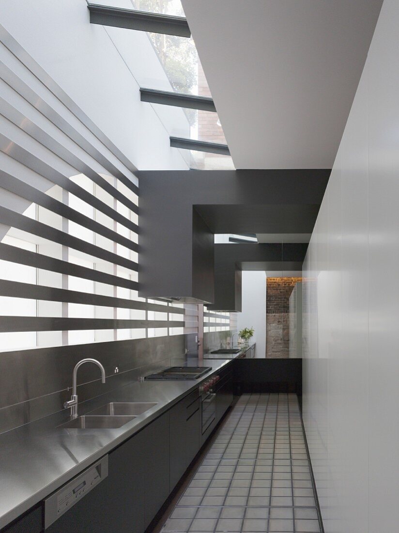 Langgezogene Küche mit moderner Fenstergestaltung