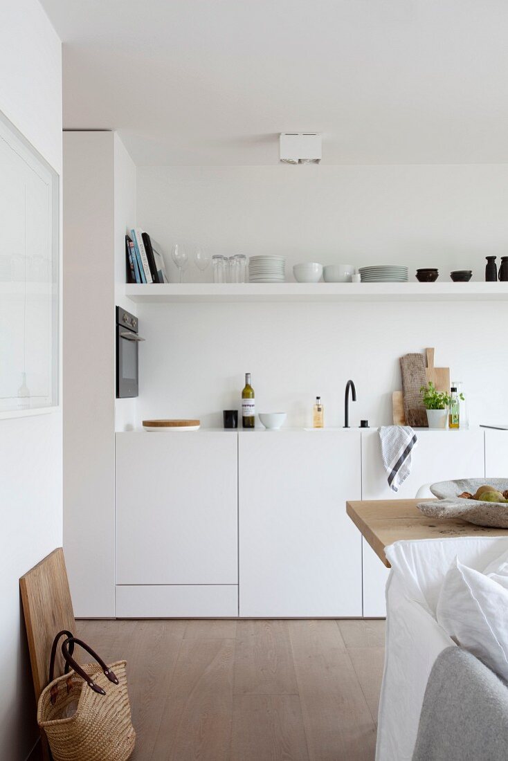 White fitted kitchen with open shelves