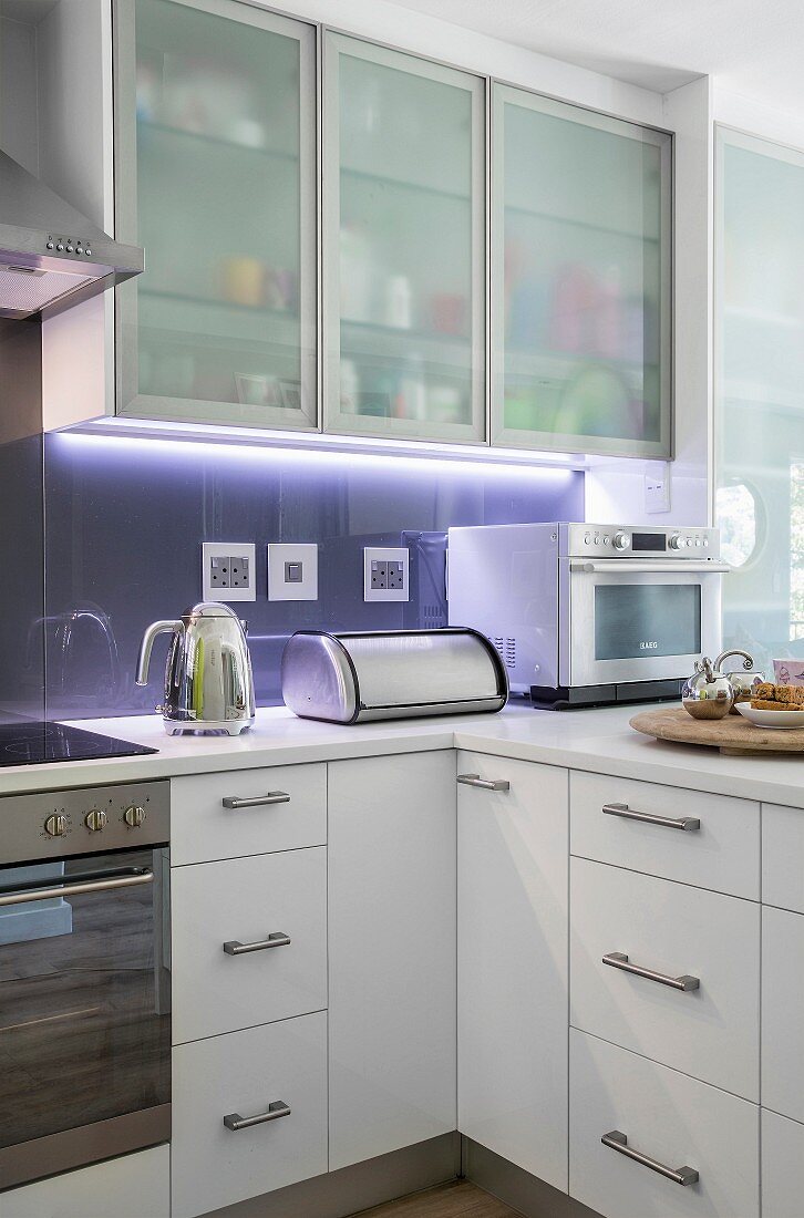 Moderne Küche mit transparenten Fronten und indirekter Beleuchtung
