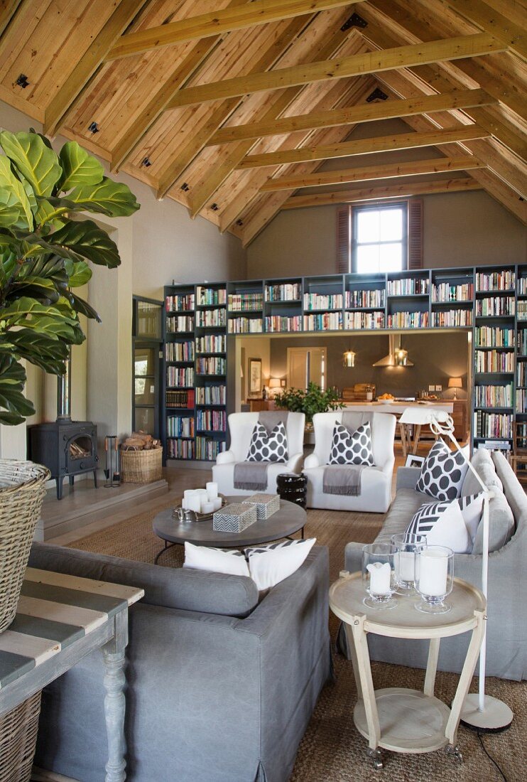 Wohnzimmer mit offenem Dach und Bücherwand