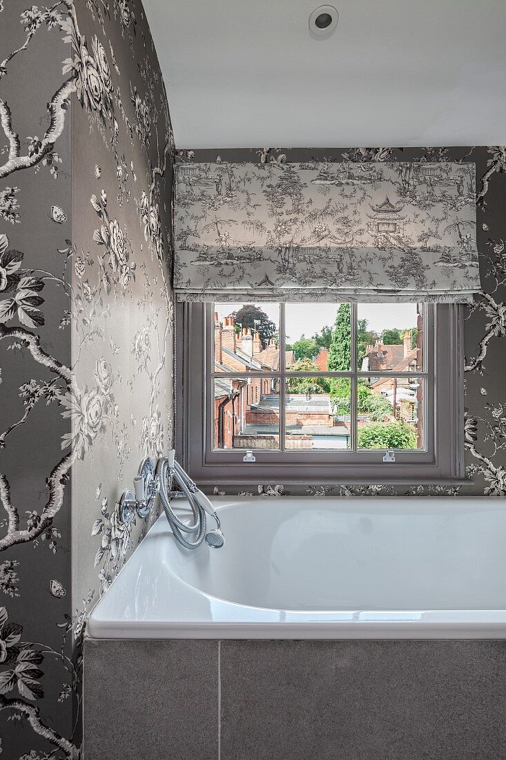 Elegantes Bad in Grautönen mit floraler Tapete und Sprossenfenster