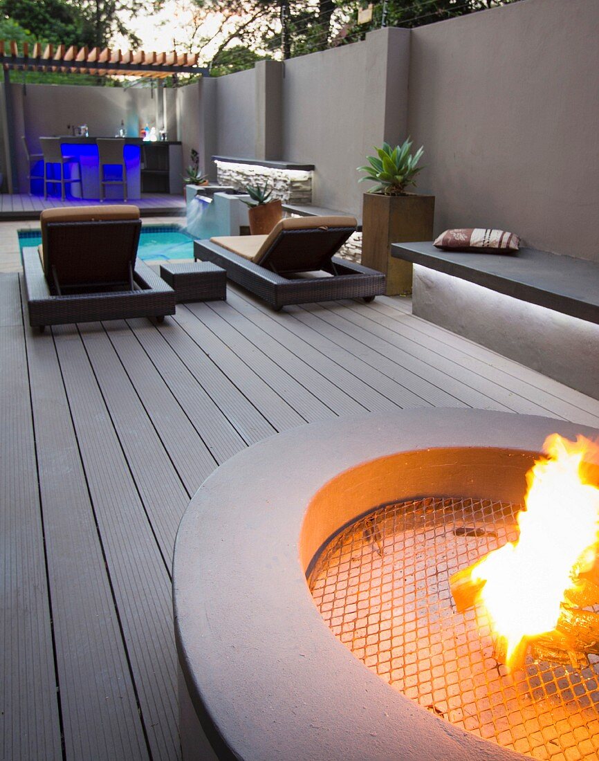 Modern courtyard with pool, hearth and bar