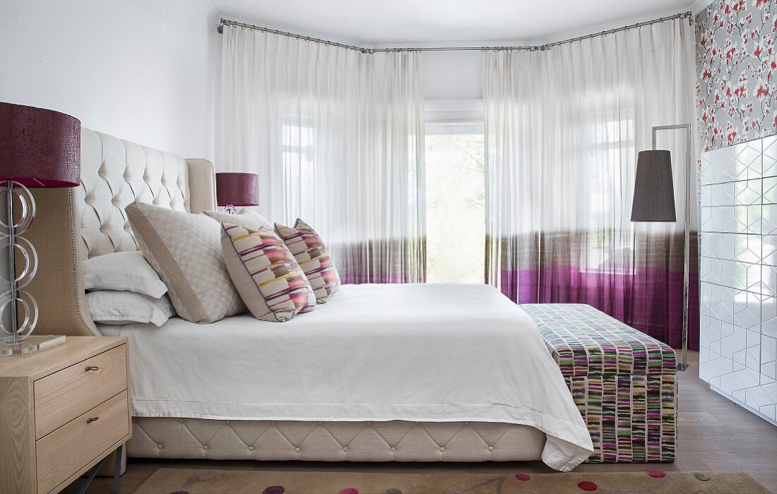 Elegantes Schlafzimmer mit gepolstertem Bett