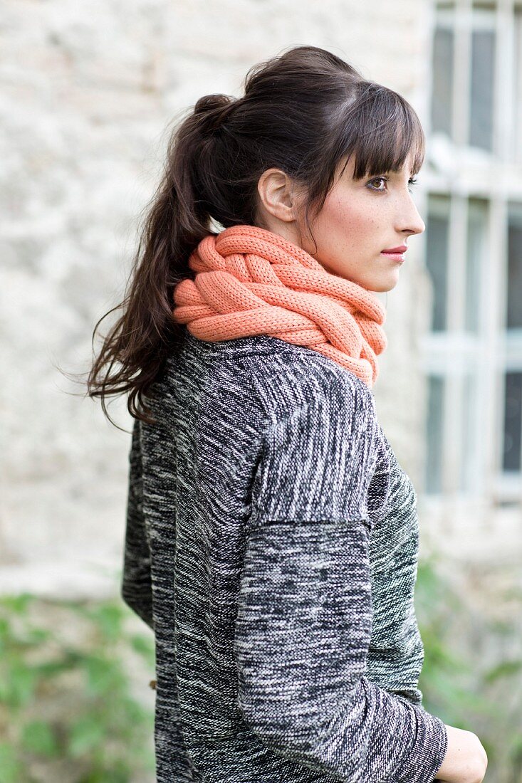 A hand-knitted plaited scarf made of a mixture of alpaca, silk and cashmere yarn