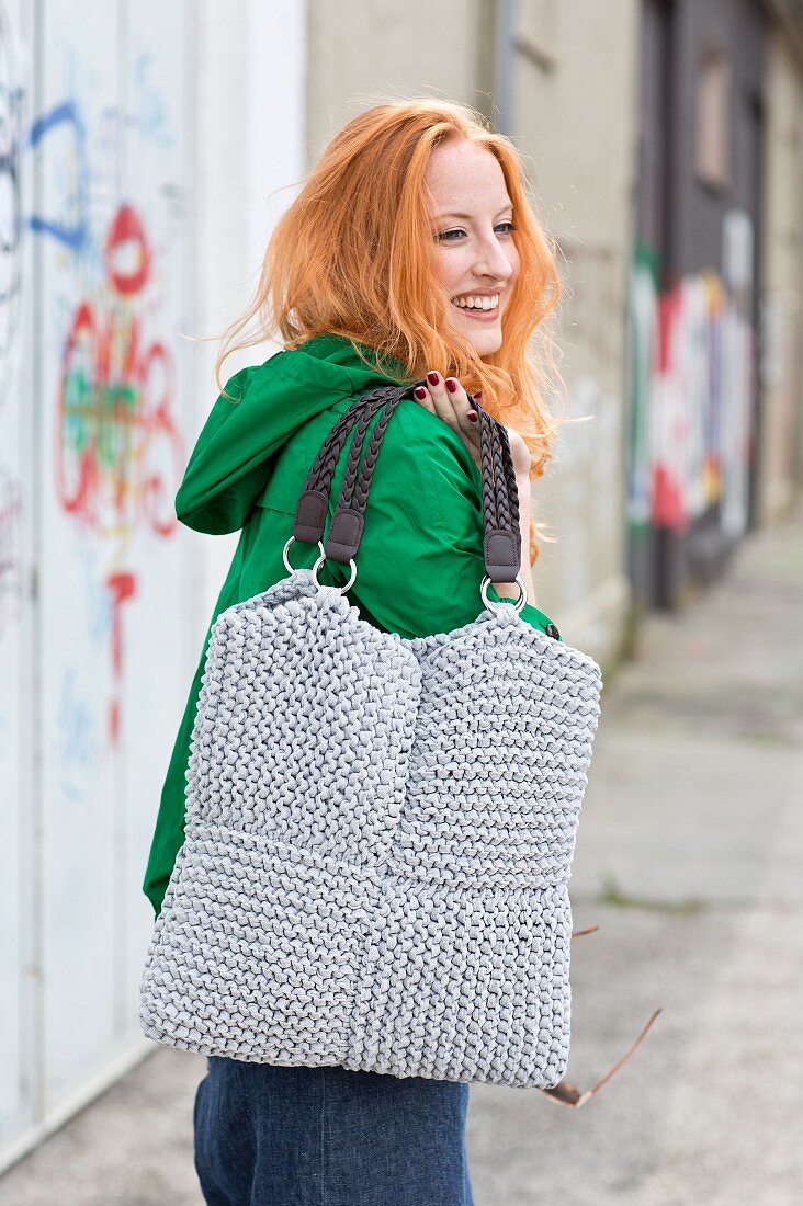 A hand-knitted shoulder bag made of jersey yarn
