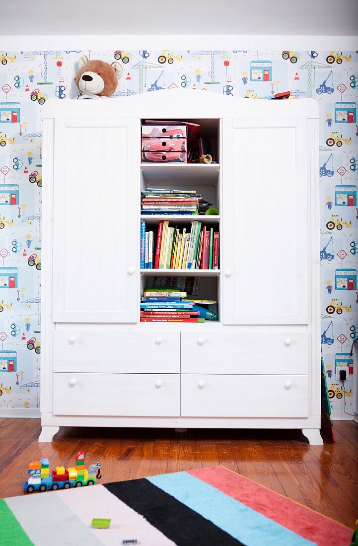 Kleiderschrank mit Bücherfach im Kinderzimmer