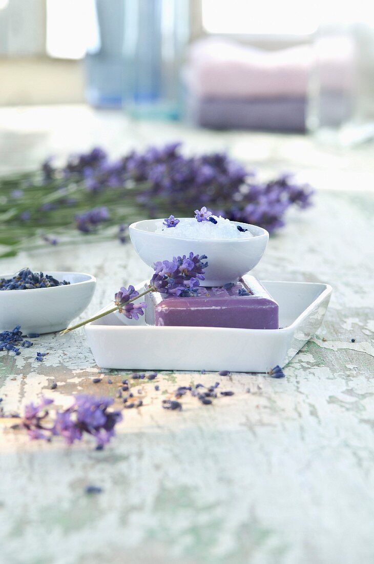 Lavendel und Lavendelseife in einer Schale