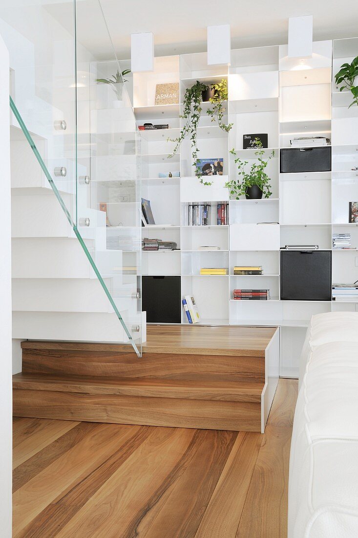 Weisses Designer-Einbauregal und Treppe mit Glasbalustrade