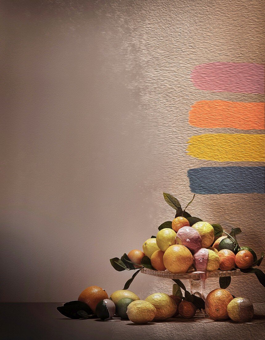 Tortenfuß mit Zitrusfrüchten und Farbproben an der Wand, Fotoart