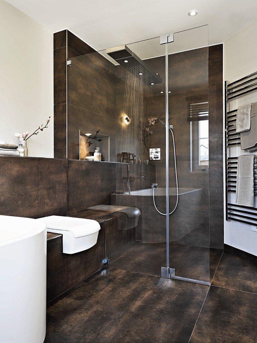 Puristisches, edles Designerbad mit verglastem Duschbereich und Brausepaneel, Fliesen in Brauntönen