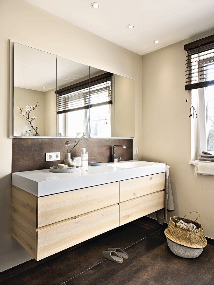 Waschtisch aus heller Wildeiche und eingelassener Spiegelschrank in elegantem Bad