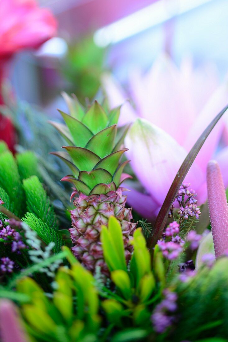 Blumendeko mit Ananas auf karibischem Buffet