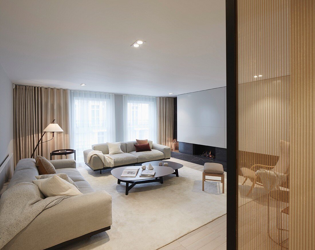 Elegante Sofagarnitur und Couchtischset im Wohnzimmer, Einbaustrahler in abgehängter Decke