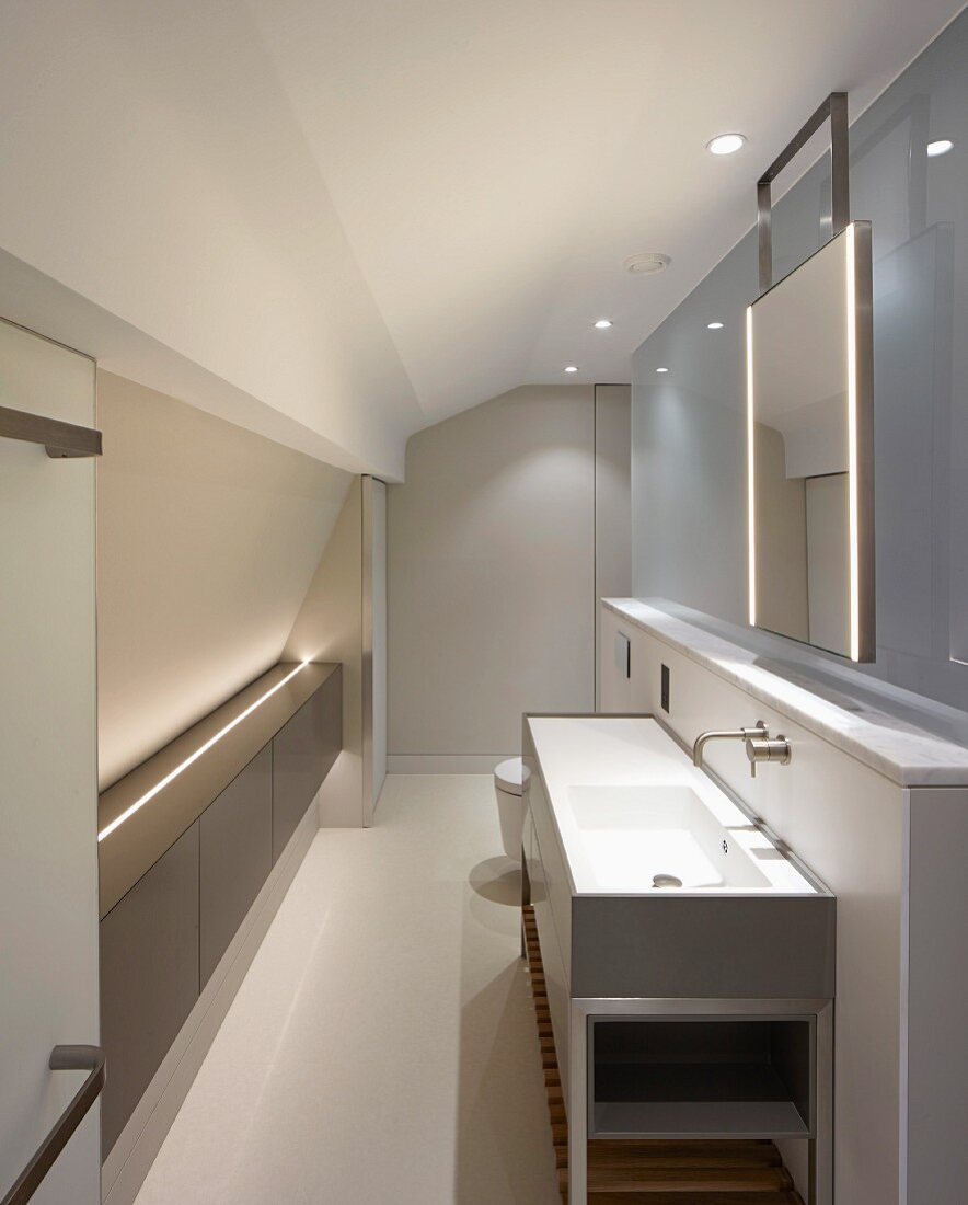 Modernes Bad mit Waschtischmöbel vor freistehender Brüstungswand und satinierter Glasabtrennung im Dachgeschoss