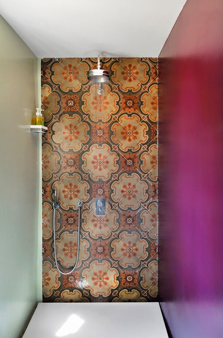 Traditionelle Wandfliesen in Dusche an Stirnseite und verschiedenfarbige Seitenwände