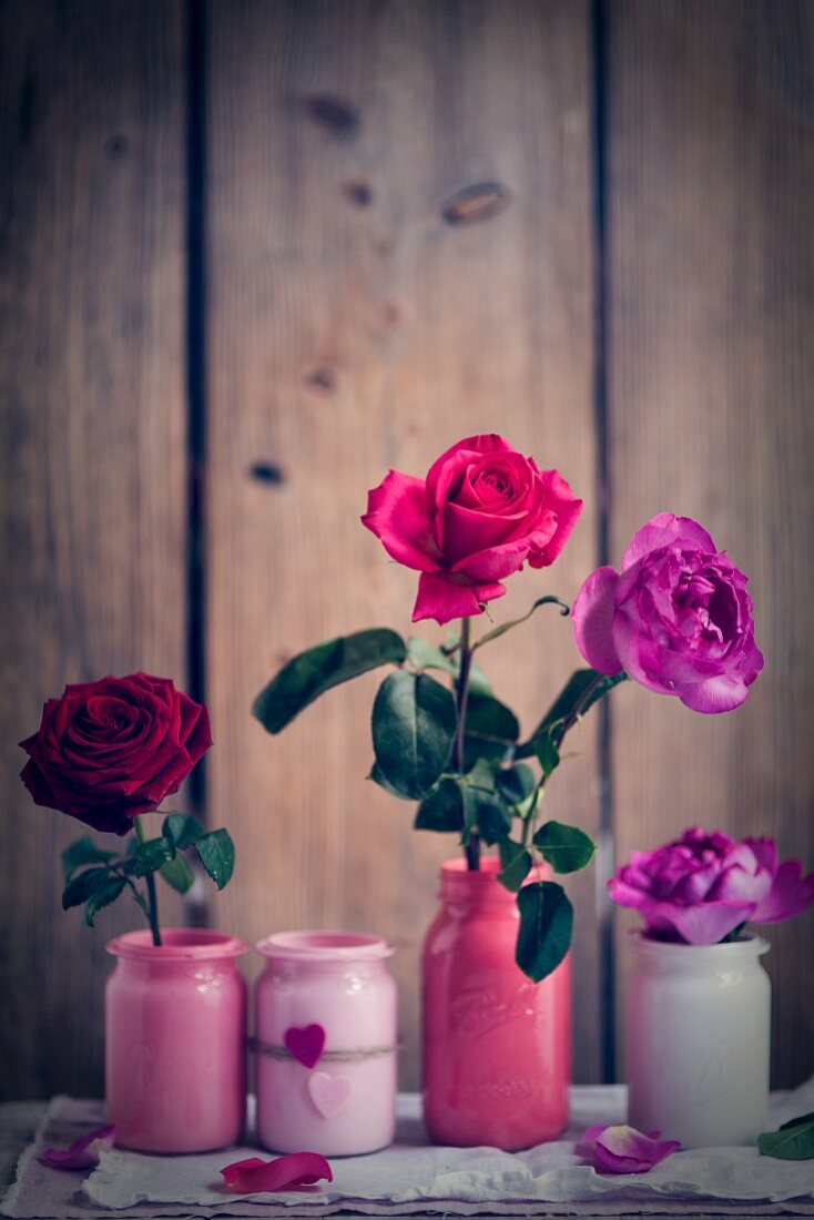 Rosen in Vasen zum Valentinstag