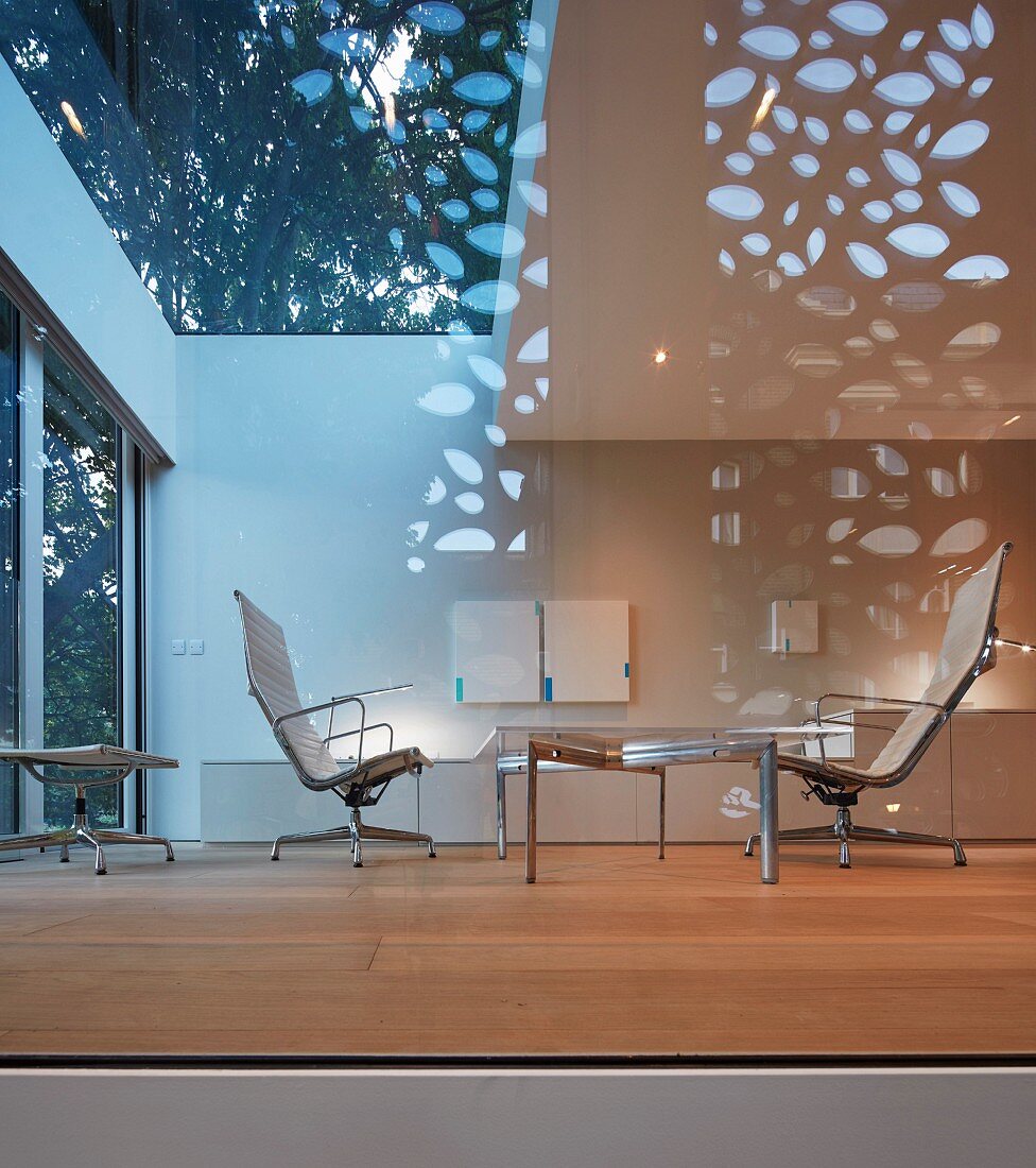Elegantes Wohnzimmer mit Glasfront in modernem Architektenhaus