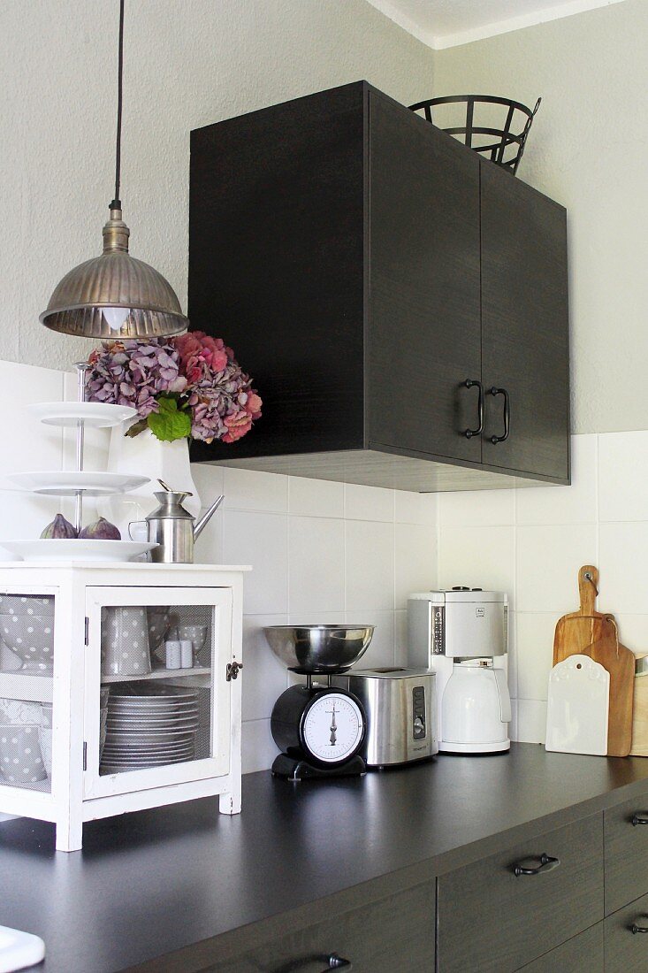 Moderne schwarze Küche mit … Bild kaufen 11990207
