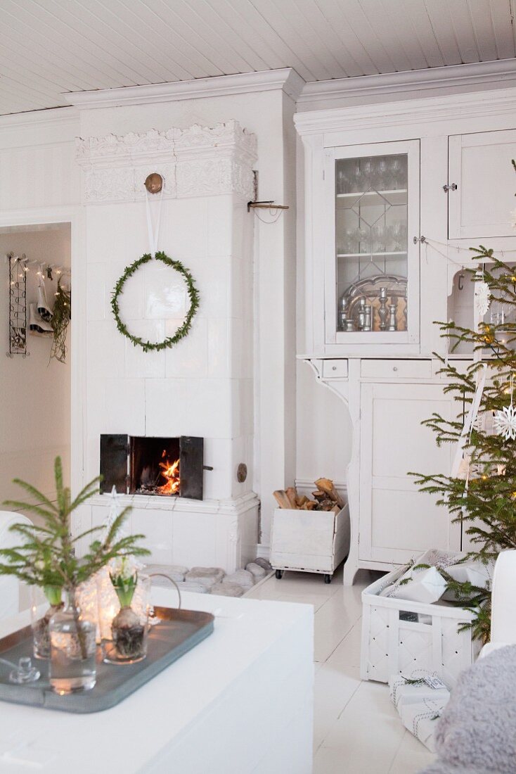 Weihnachtliches Wohnzimmer in Weiß mit schwedischem Kamin