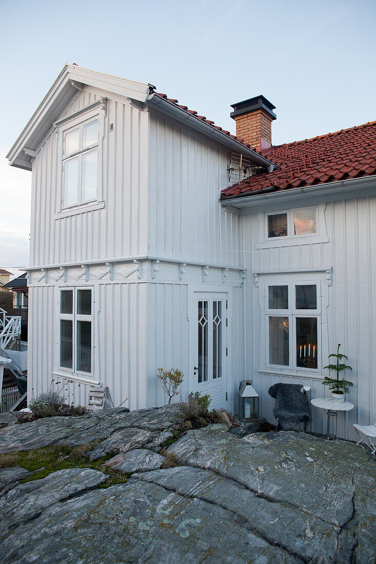 Schwedisches Holzhaus auf einem Felsen