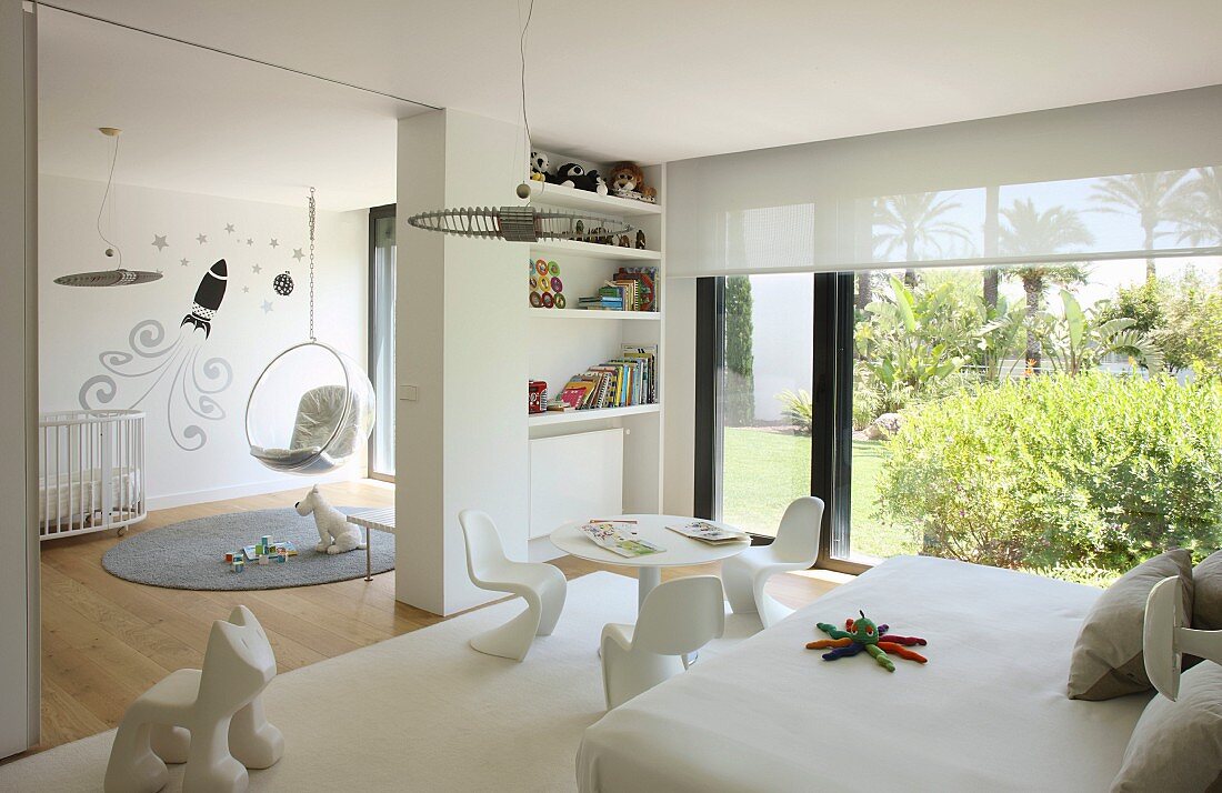 Modernes Kinderzimmer in Weiß mit Fensterfront zum Garten