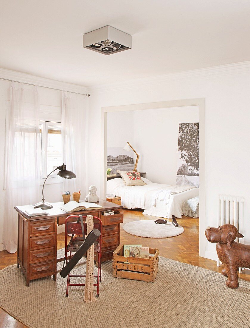 Retro Schreibtisch mit Tischleuchte und Metallstuhl auf Teppich, Blick in Schlafzimmer