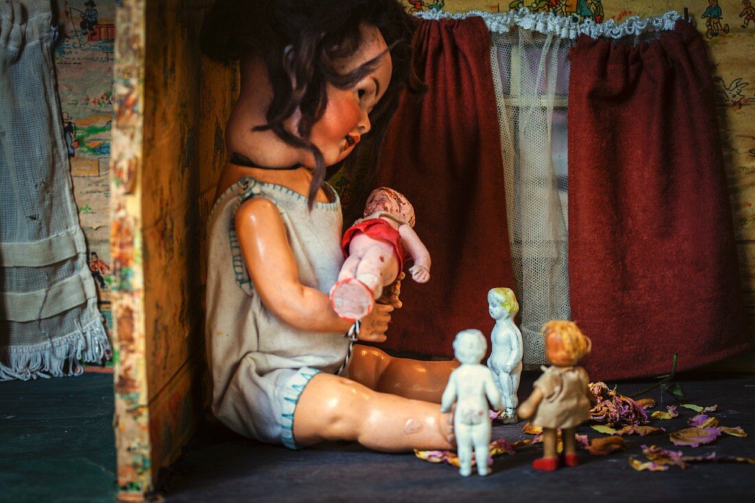 Antike Puppen in Puppenhaus