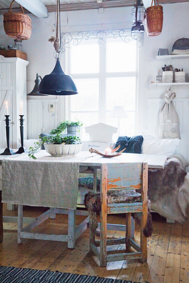 Esszimmer im Shabby Chic mit rustikalen Möbeln und Textilien