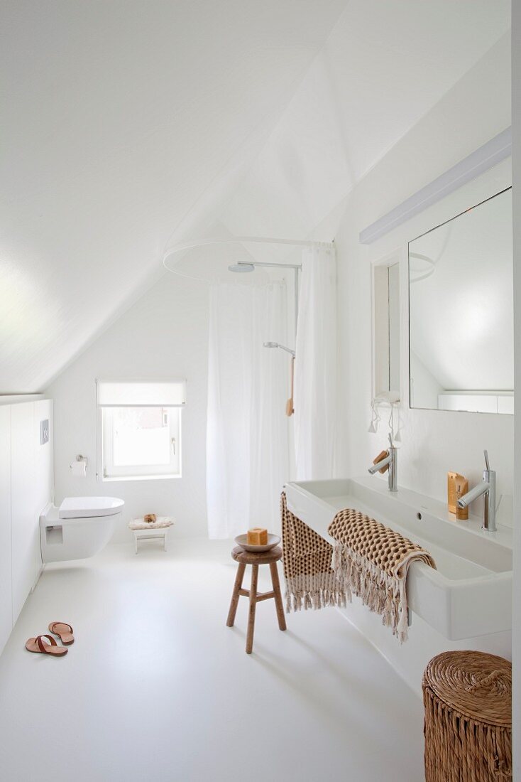 Weisses Badezimmer mit trogartigem Waschbecken und Dusche im Dachgeschoss