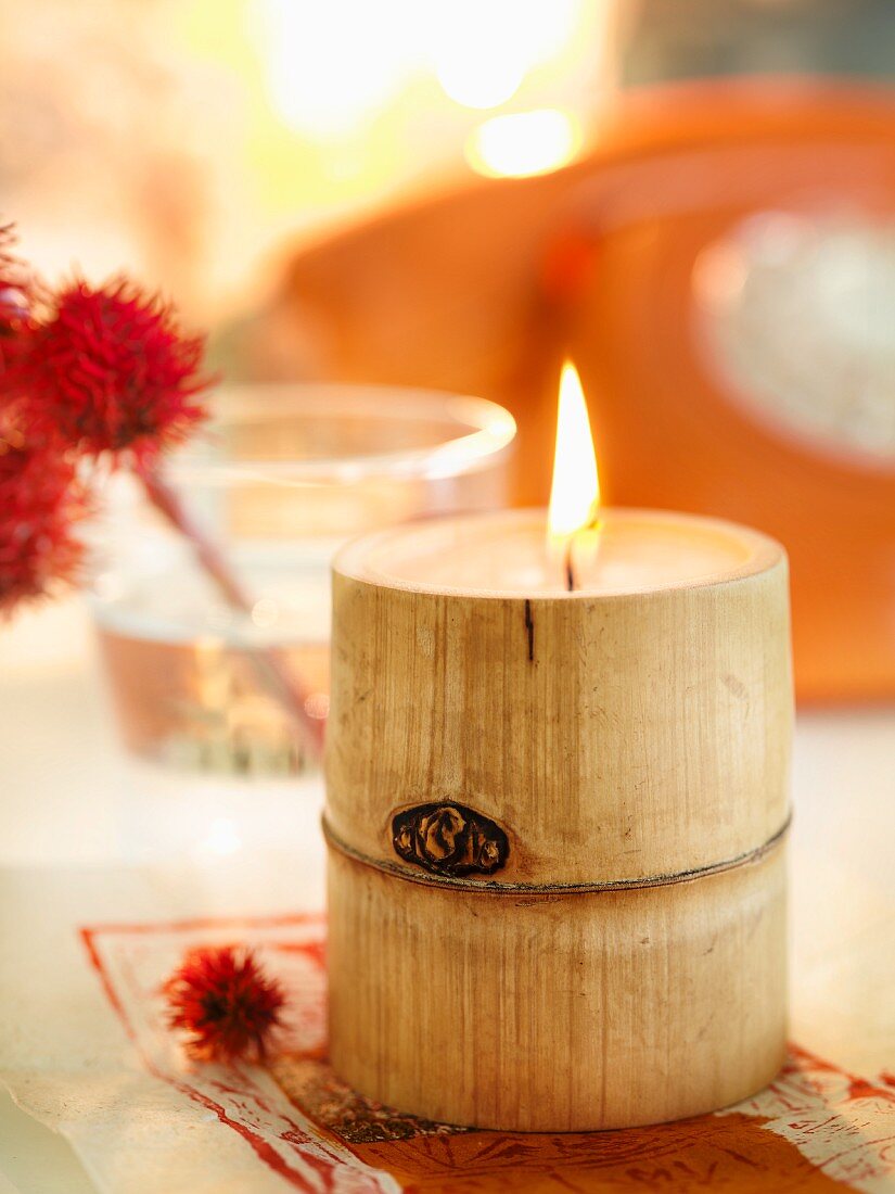 Brennende Kerze in einem Stück Bambus