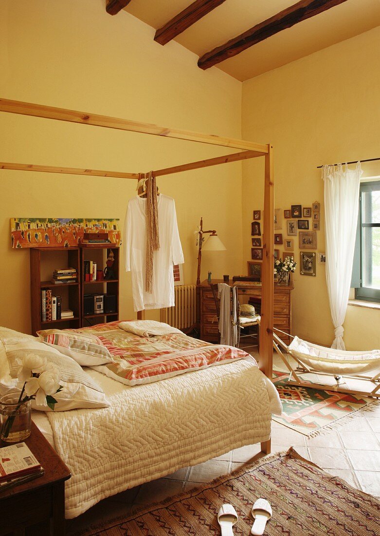 Schlafzimmer mit Hängematte und Himmelbettgestell
