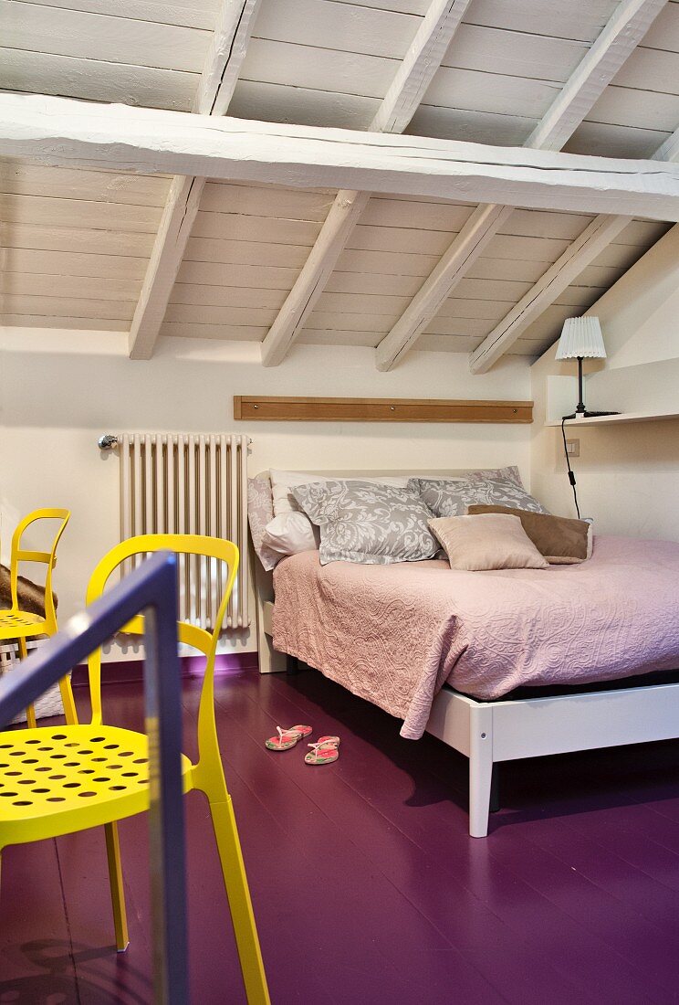 Schlafzimmer unter dem Dach mit violett gestrichenem Boden