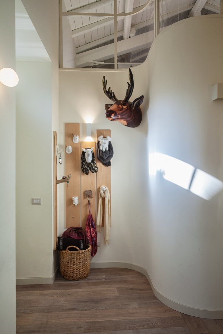 Geschwungene Wand im Flur, Garderobe mit Tierfiguren