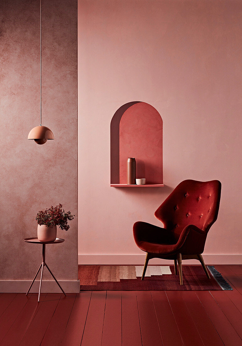 Roter Sessel vor Wandkonsole, Beistelltisch mit Zimmerpflanze vor Raumteilerwand